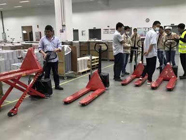 電動高升程搬運車交付使用，感謝廠家羅總親自跟客戶講解操作方法！